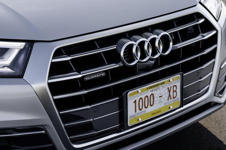 Логотип Audi Q5 TDI Quattro 2016 года  (WW) (фото 53 из 90)